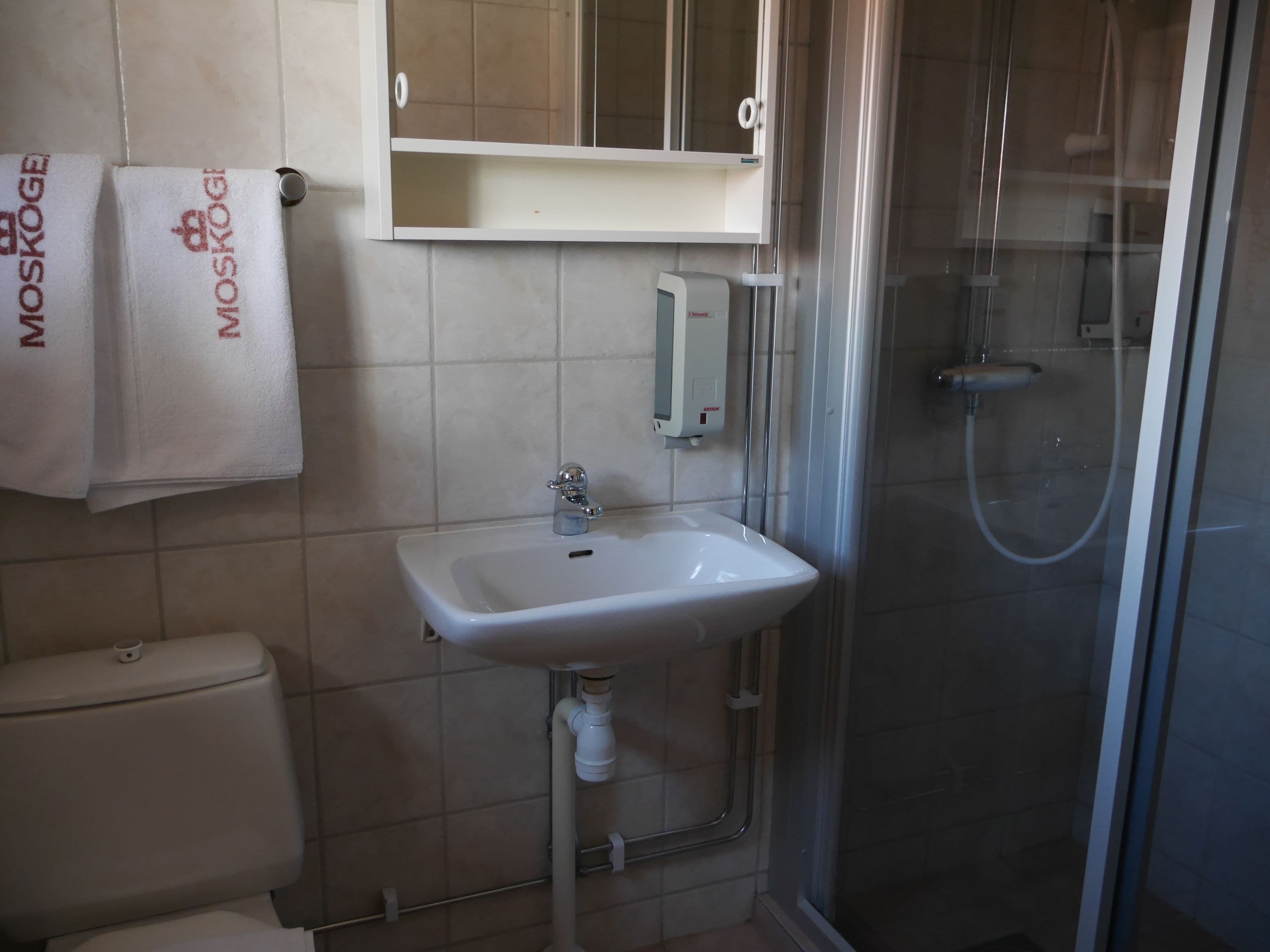 cottage (4 adults) | bathroom | shower, towels