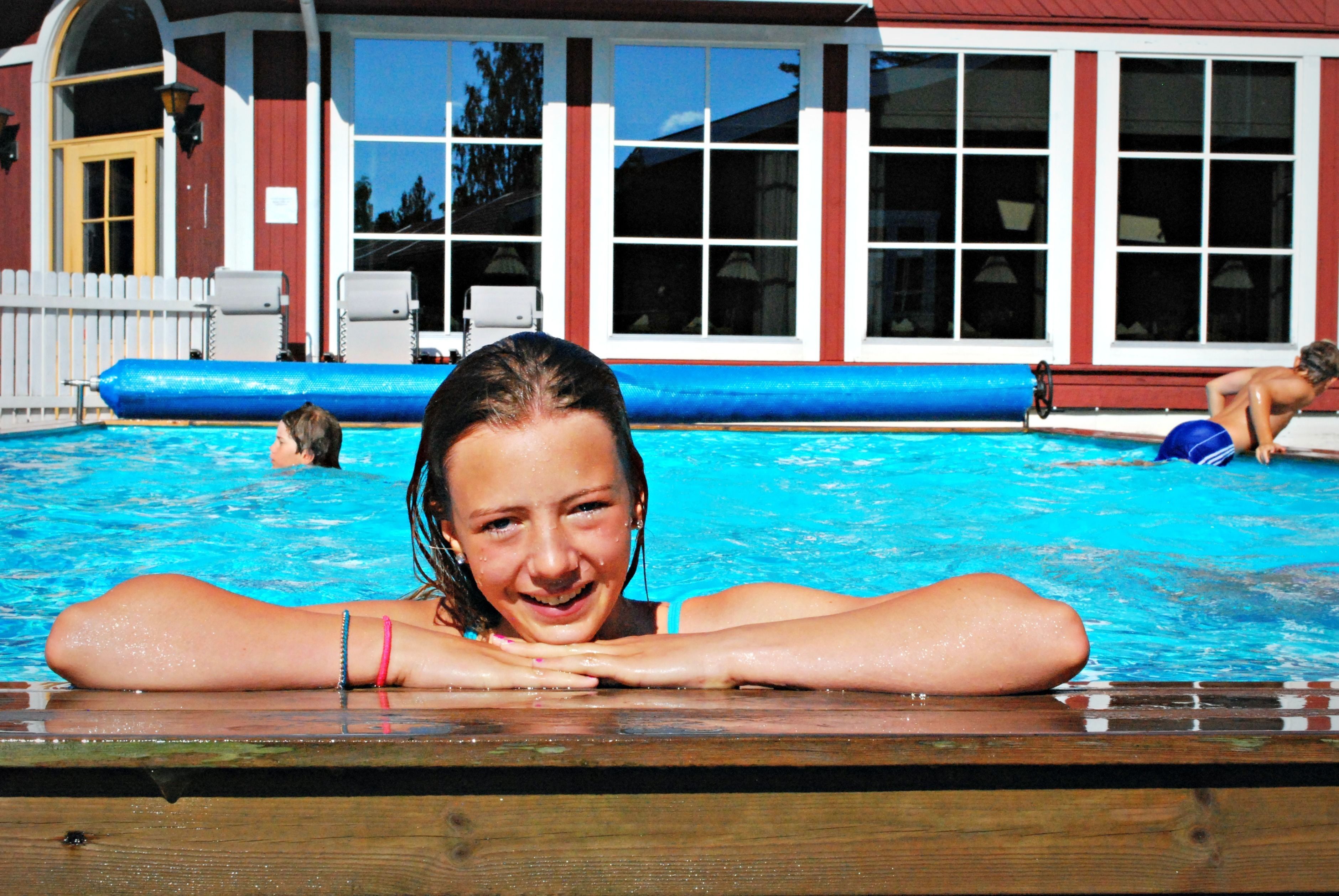 Utomhuspool, parasoller och solstolar