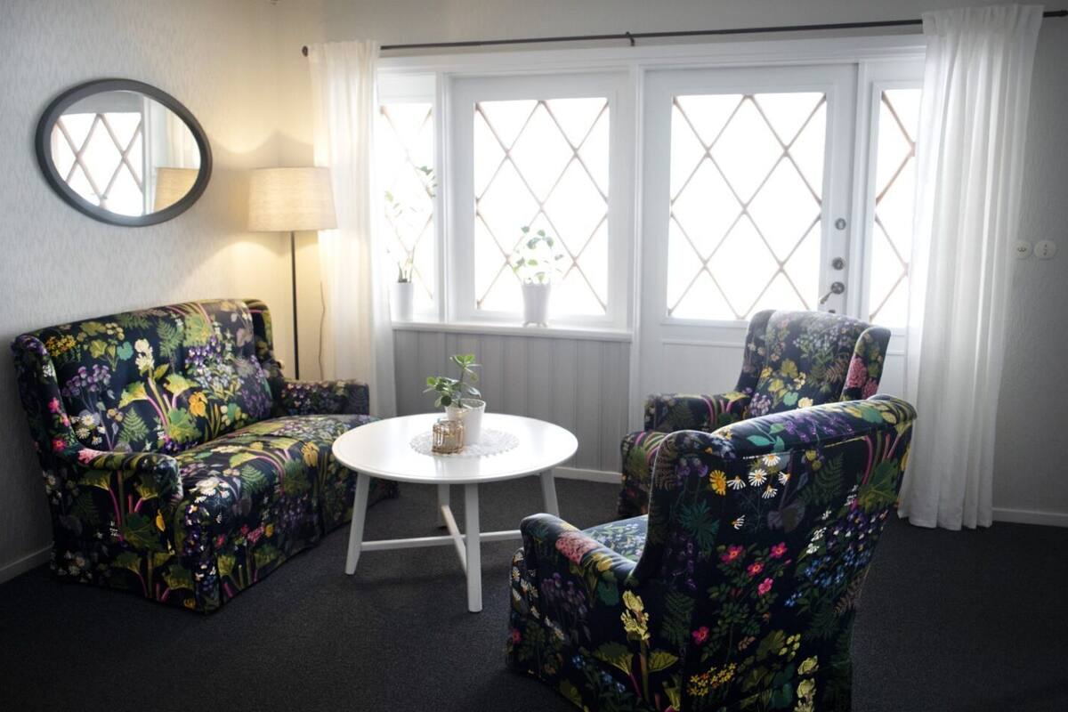 breakfast and lunch served, local cuisine