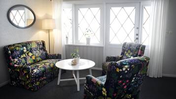 Breakfast and lunch served, local cuisine