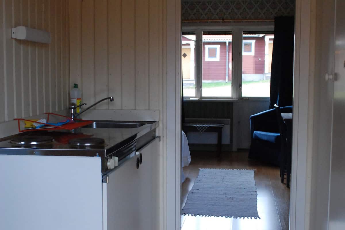 cottage (2 adults) | private kitchenette | fridge, cookware/dishes/utensils