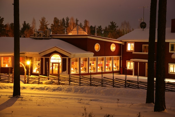 Serveert ontbijt en lunch, lokale gerechten