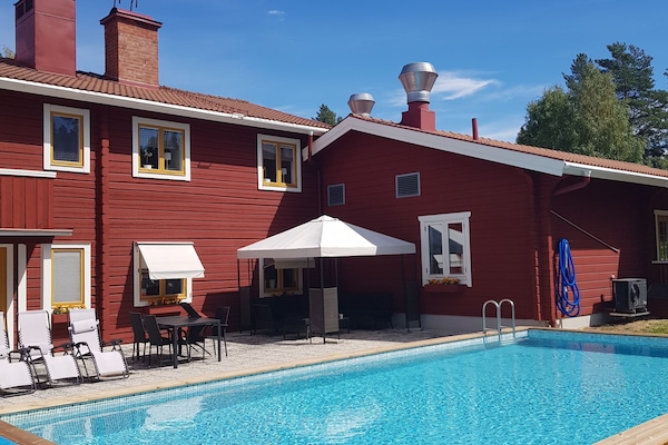 Kolam renang terbuka, payung kolam, kerusi lepak pantai