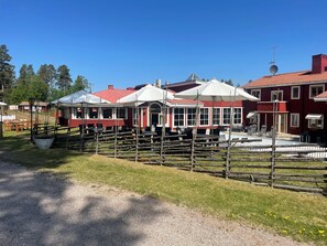Breakfast and lunch served, local cuisine