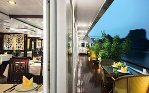 供應早餐、午餐和晚餐，國際料理