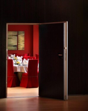 Serveert ontbijt, lunch en diner