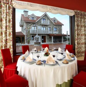 Breakfast, lunch and dinner served - Complejo Aldeola Pr (Malpica de Bergantinos)