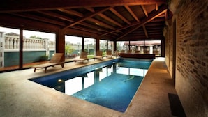 Piscine couverte, piscine extérieure, chaises longues
