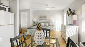 Studio Classique, 1 grand lit et 1 canapé-lit, accès piscine, en bord de plage (Balcony)