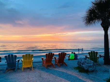 在海滩、白沙、沙滩椅、海滩遮阳伞. 椰子酒店