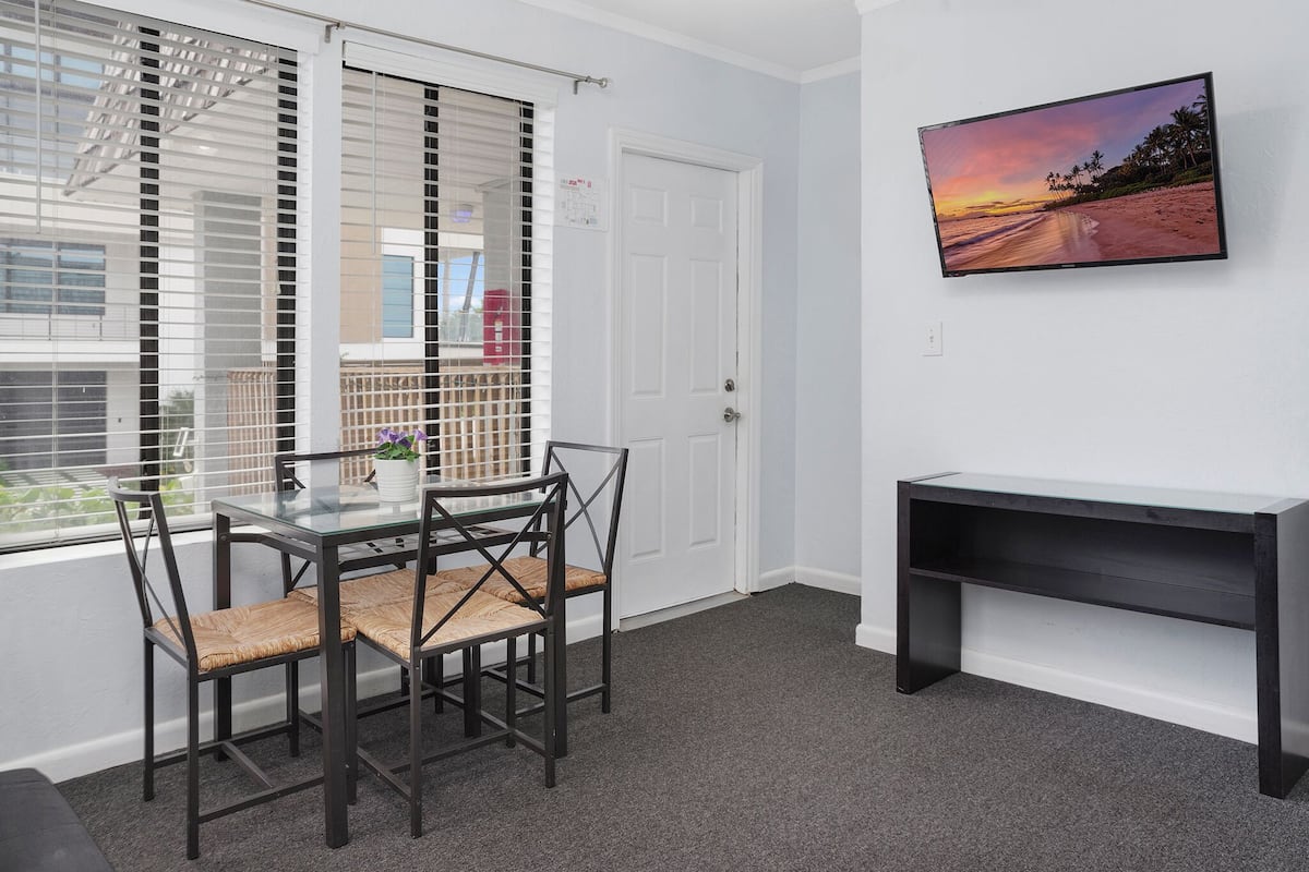 Apartamento familiar, 1 habitación, balcón, vistas a la piscina | Zona de estar | Televisión de pantalla plana de 32 pulgadas con canales digitales