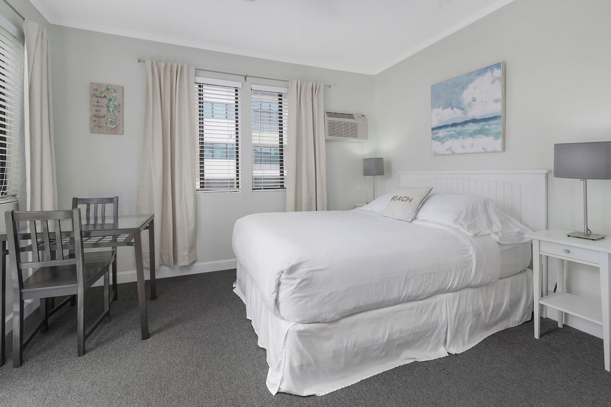 Estudio estándar, 1 cama de matrimonio, vistas a la piscina | 1 dormitorio, sábanas de algodón egipcio, ropa de cama de alta calidad