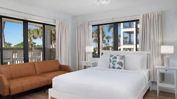 Suite Studio Supérieure, plusieurs lits, vue océan, en front de plage | Draps en coton égyptien, literie de qualité supérieure, surmatelas