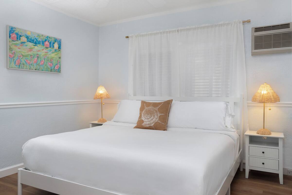 Departamento familiar, 1 habitación, balcón, vista a la alberca | Sábanas de algodón egipcio y ropa de cama de alta calidad