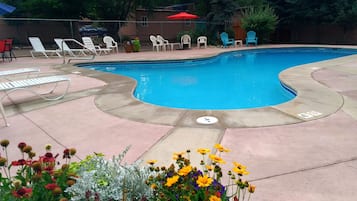 Una piscina al aire libre de temporada (de 09:00 a 21:00), tumbonas