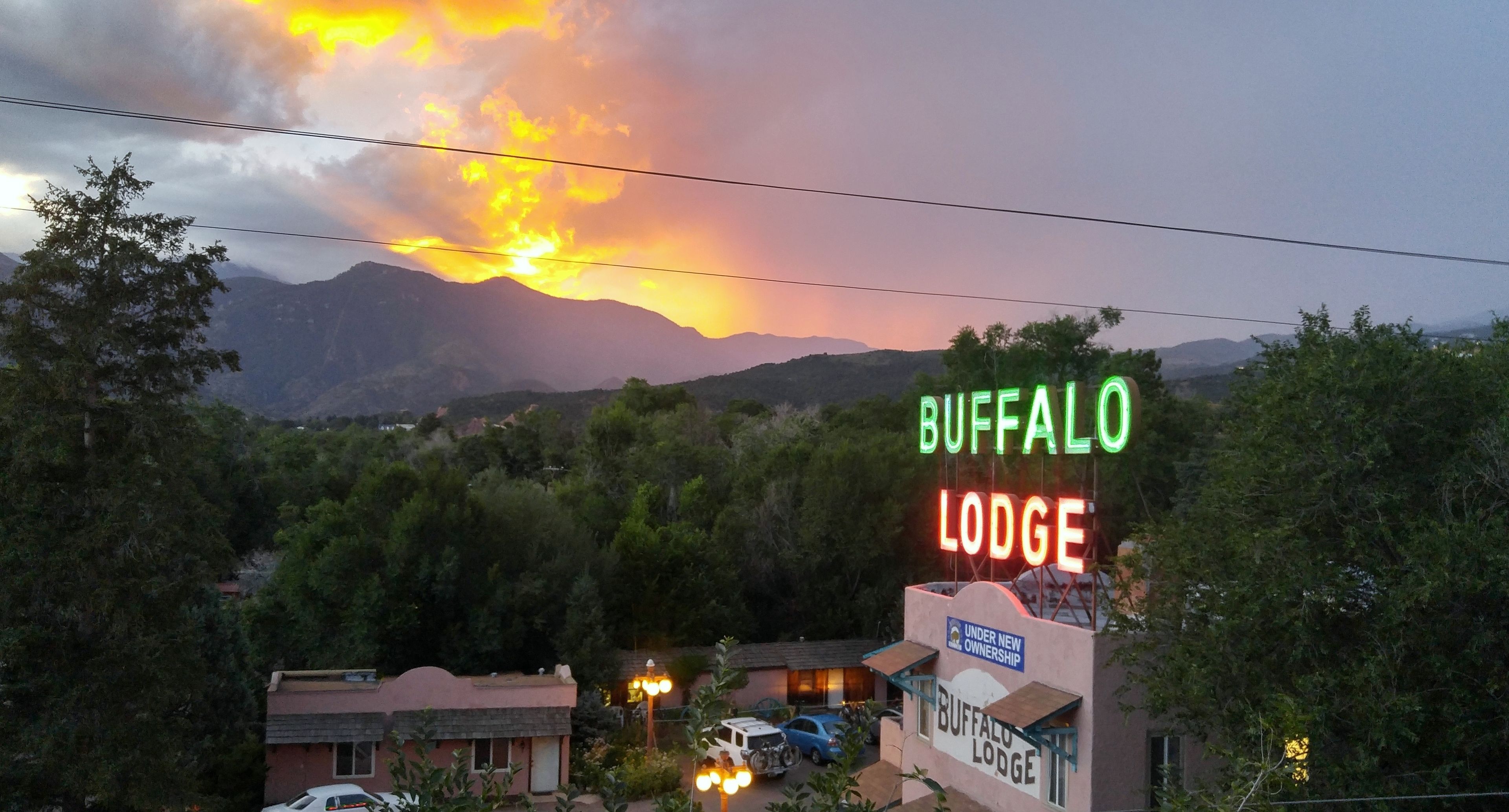 Senyal de Buffalo Lodge amb un paisatge de muntanyes al fons.