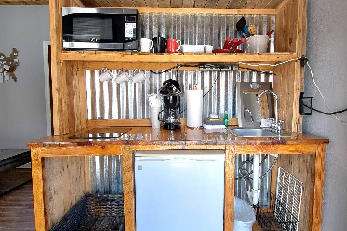 signature cottage, 2 bedrooms, kitchenette, garden area | private kitchen | mini-fridge, microwave, coffee/tea maker, freezer