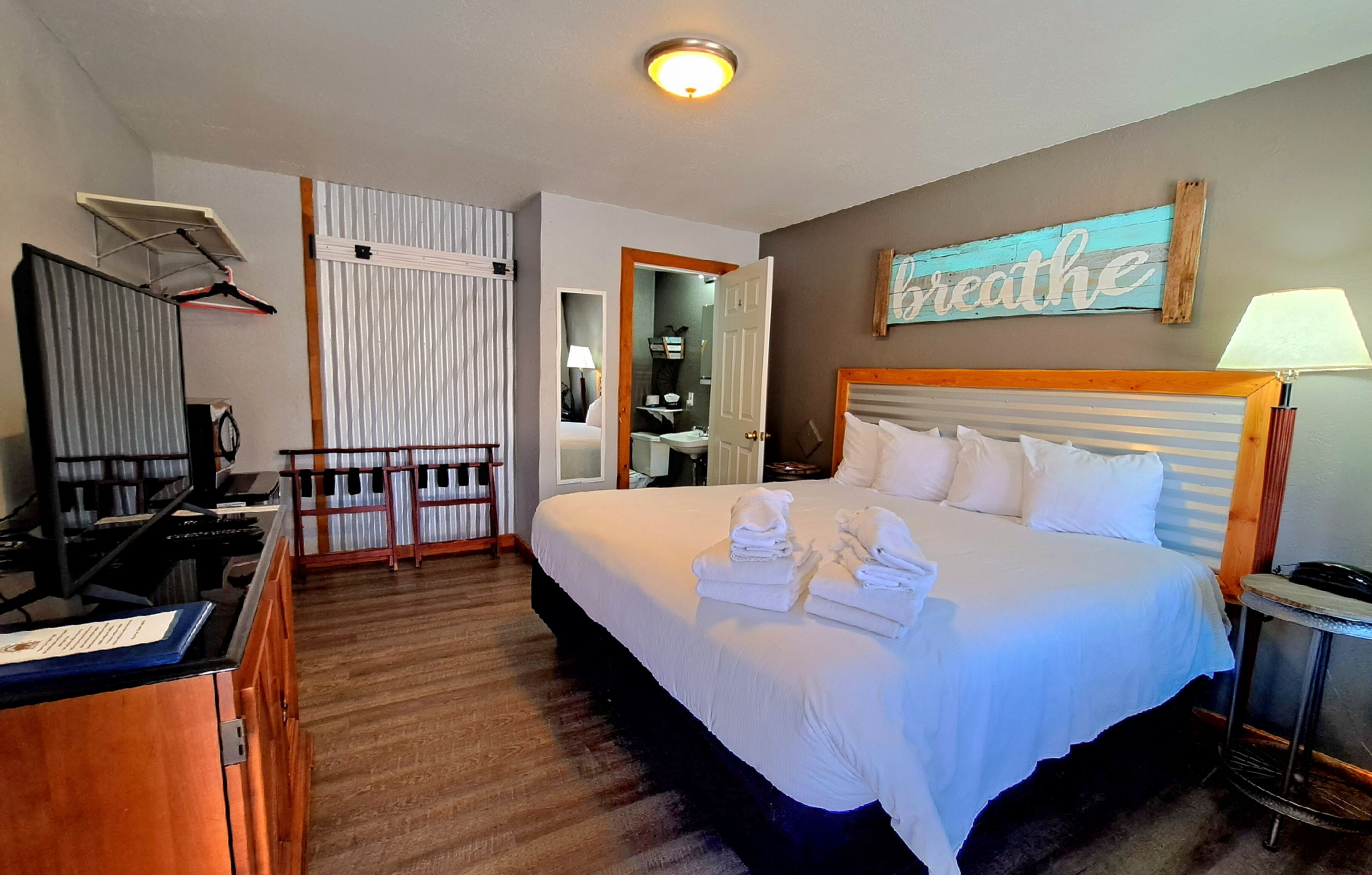 特色客房, 1 张特大床 | 特色装修、特色家居、熨斗/熨板、免费 WiFi