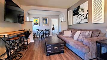 Apartamento Signature | Zona de estar | Televisión de 32 pulgadas con canales por cable