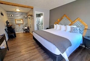 Signature Room, 1 King Bed | Individually decorated, individually furnished, iron/ironing board - Buffalo Lodge Bicycle Resort (Colorado Springs)
