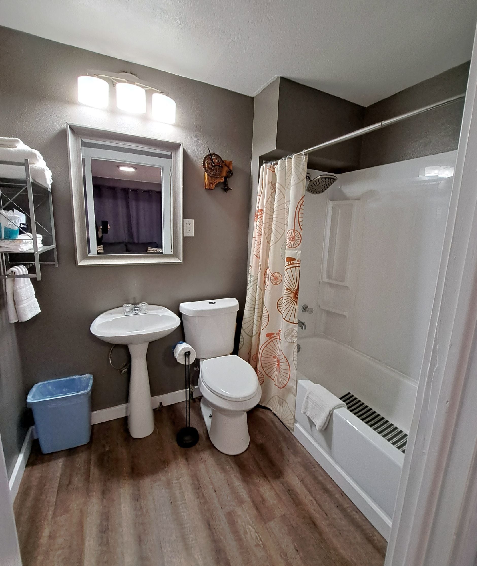 Un baño con lavamanos, inodoro y ducha.