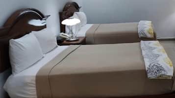 Rom – standard, 2 queensize-senger | Senger med overmadrass, safe på rommet, skrivebord og wi-fi (inkludert)