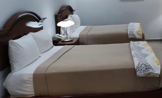 Habitación estándar, 2 camas de matrimonio | Colchones con acolchado adicional, caja fuerte, escritorio y wifi gratis