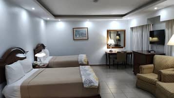 Rom – standard, 2 queensize-senger | Senger med overmadrass, safe på rommet, skrivebord og wi-fi (inkludert)