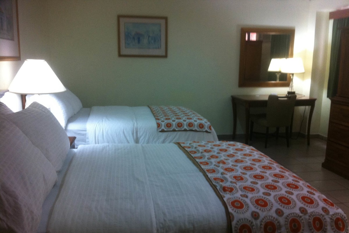 Standaard kamer, 2 queensize bedden | Pillowtop-bedden, een kluis op de kamer, een bureau, gratis wifi