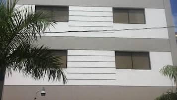 Vista frontal de la propiedad