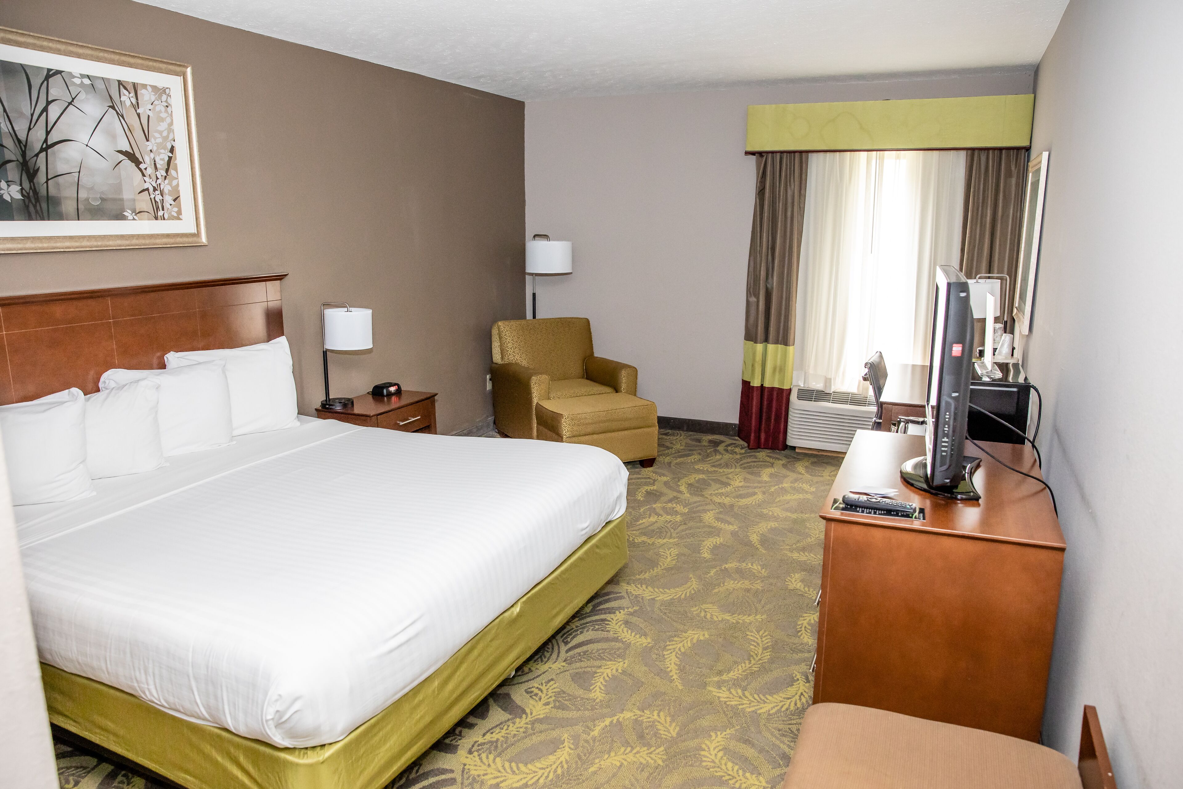 standard room, 1 king bed | in-room safe, desk, blackout curtains, iron/ironing board