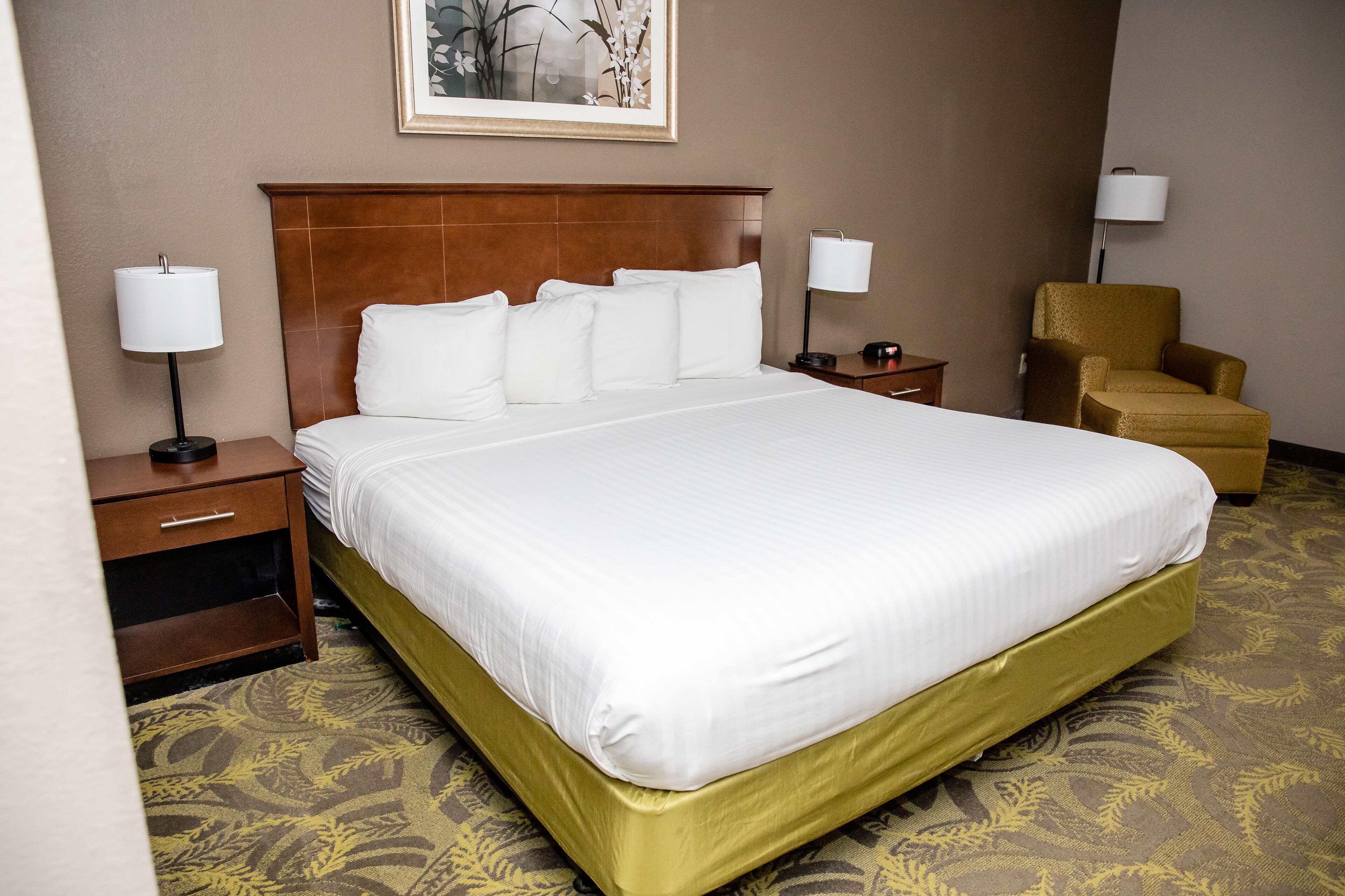 standard room, 1 king bed | in-room safe, desk, blackout curtains, iron/ironing board