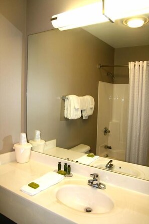 Articles de toilette gratuits, sèche-cheveux, serviettes fournies