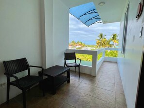 Habitación Deluxe con 2 camas individuales, vista al mar | Balcón