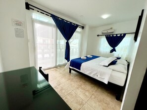 Sábanas de algodón egipcio y caja de seguridad en la habitación 