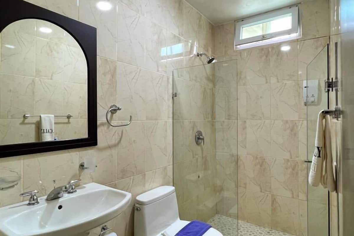 shower, free toiletries, towels