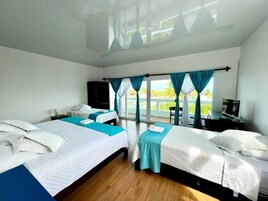 Egyptian cotton sheets, in-room safe, desk, bed sheets