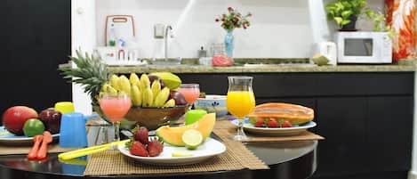 Full-size fridge, microwave, stovetop, dishwasher