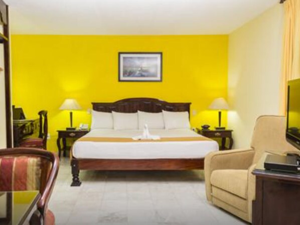 Studiosvit Junior | Värdeförvaringsskåp på rummet och arbetsyta för laptop