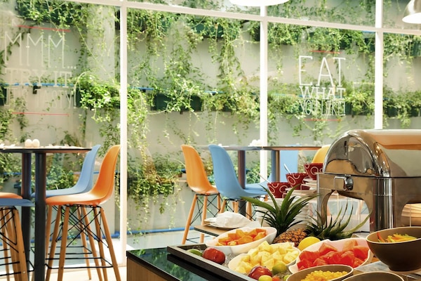 Melayani sarapan dan makan siang dengan sajian masakan internasional