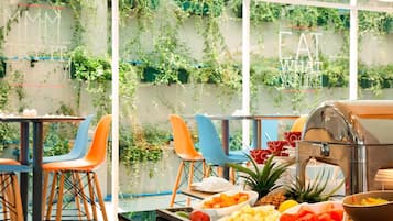 Café da manhã, almoço e jantar; culinária internacional