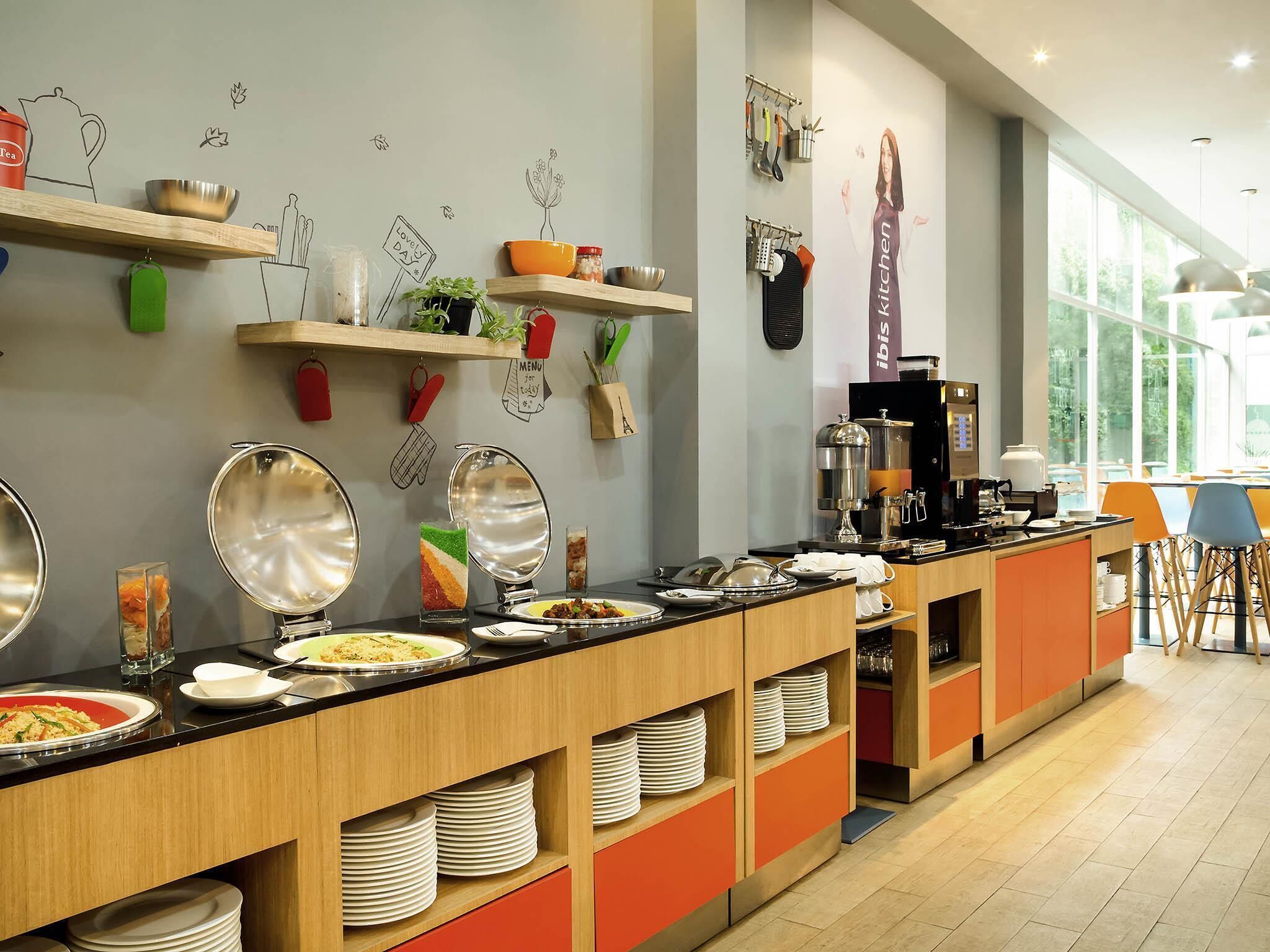 breakfast, lunch, dinner served; international cuisine