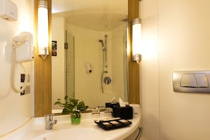 Ducha, artículos de tocador ecológicos, secador de pelo, pantuflas