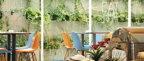 Se sirven desayunos, almuerzos, cenas y cocina internacional