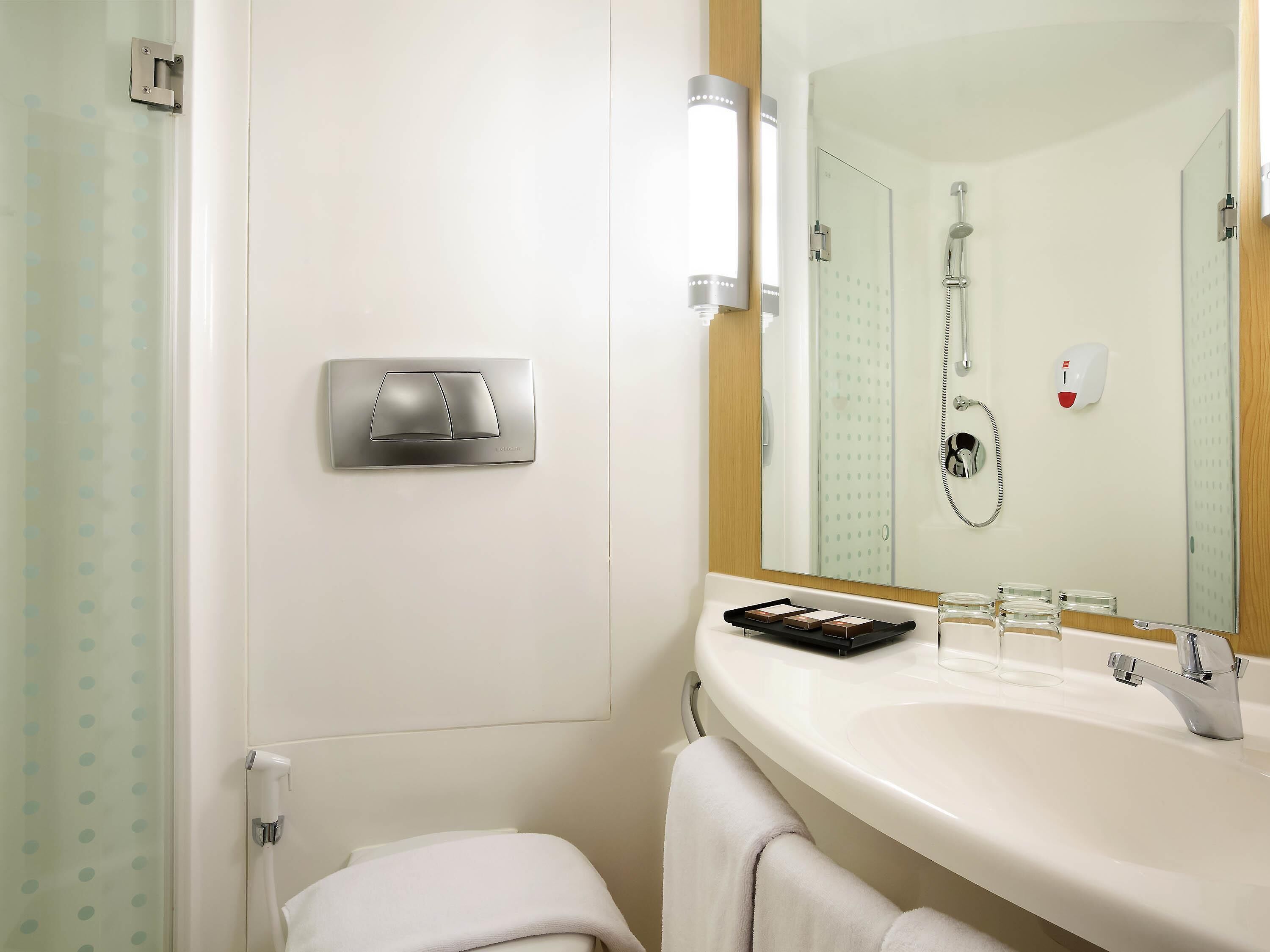 premium bedding, pillow-top beds, in-room safe, desk