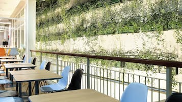 Café da manhã com buffet mediante uma taxa