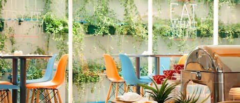 Se sirven desayunos, comidas, cenas y cocina internacional