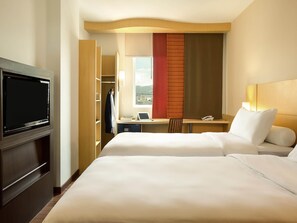 أغطية فراش متميزة وأسرّة بطبقة علوية مريحة وخزنة داخل الغرفة ومكتب