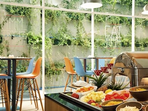 S'hi serveixen esmorzars, dinars, sopars i plats de cuina internacional