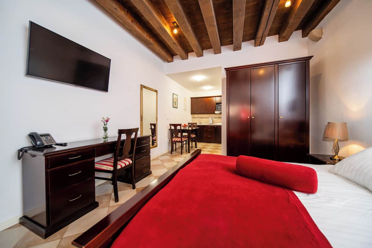 Classic Studio, Ground Floor | 1 bilik tidur, peti besi dalam bilik, meja, ruang kerja komputer riba